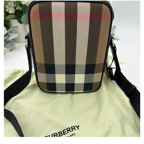 Burberry paddy check canvas vertical Crossbody camera bag NWT - Picture 2 of 6